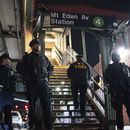Agentes de la policía de la ciudad de Nueva York vigilan tras una balacera en la estación Mount Eden del metro, el lunes 12 de febrero de 2024, en el distrito del Bronx, en Nueva York. (AP Foto/Eduardo Muñoz Alvarez)