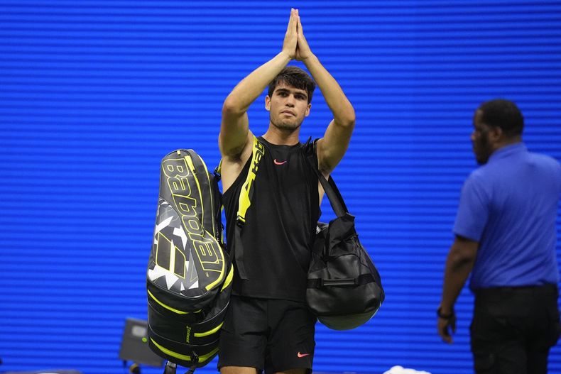 El tenista español Carlos Alcaraz hace un gesto hacia los aficionados tras perder con el holandés Botic van De Zandschulp en la segunda ronda del Abierto de Estados Unidos, el 29 de agosto de 2024, en Nueva York. (AP Foto/Frank Franklin II)