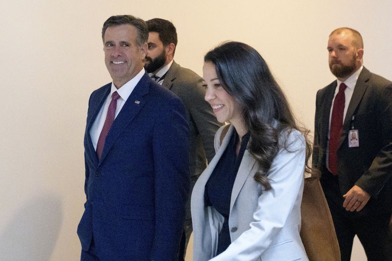 El director de la CIA, John Ratcliffe, sale de una sesión informativa confidencial para senadores en el Capitolio, el jueves 26 de 2025 en Washington. (AP Foto/Rod Lamkey, Jr.)
