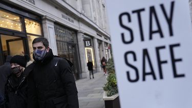 Gran Bretaña endurece restricciones de viajes por ómicron