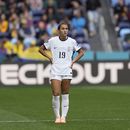 Casey Phair de Corea del Sur de pie en el terreno de juego observando durante el partido correspondiente al grupo H en la Copa Mundial Femenina de la FIFA ante Colombia en Sydney, Australia. Martes 25 de julio de 2023. (AP Foto/Rick Rycroft)