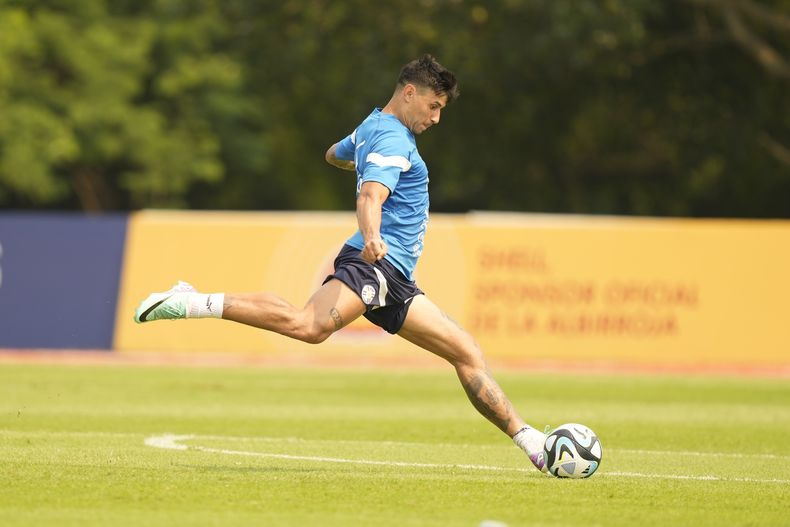 Adam Bareiro en el entrenamiento de la selección de Chile antes del encuentro ante Paraguay el miércoles 15 de noviembre del 2023. (AP Foto/Jorge Saenz)