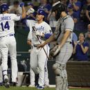 Edward Olivares (14), de los Reales de Kansas City, celebra con Nick Pratto después de un cuadrangular solitario durante la séptima entrada del juego de béisbol en contra de los Medias Blancas de Chicago, el miércoles 10 de mayo de 2023, en Kansas City, Missouri. (AP Foto/Charlie Riedel)