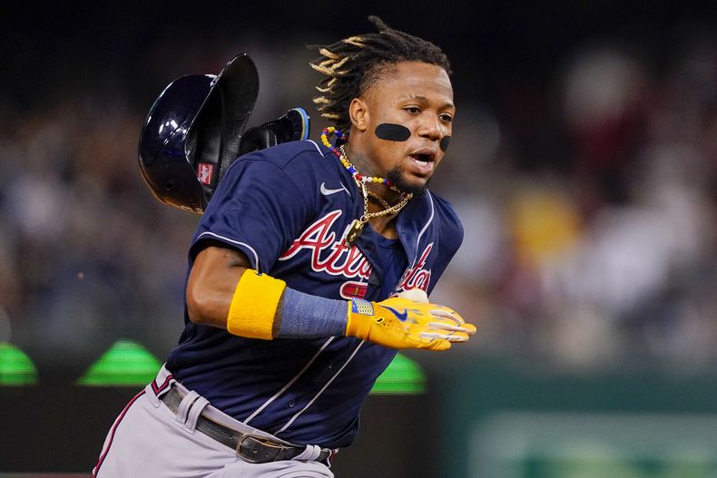 ARCHIVO - El venezolano Ronald Acuña Jr, de los Bravos de Atlanta, corre a la antesala en un doble de Ozzie Albies, en el juego del 22 de septiembre de 2023, ante los Nacionales de Washington (AP Foto/Andrew Harnik, archivo)