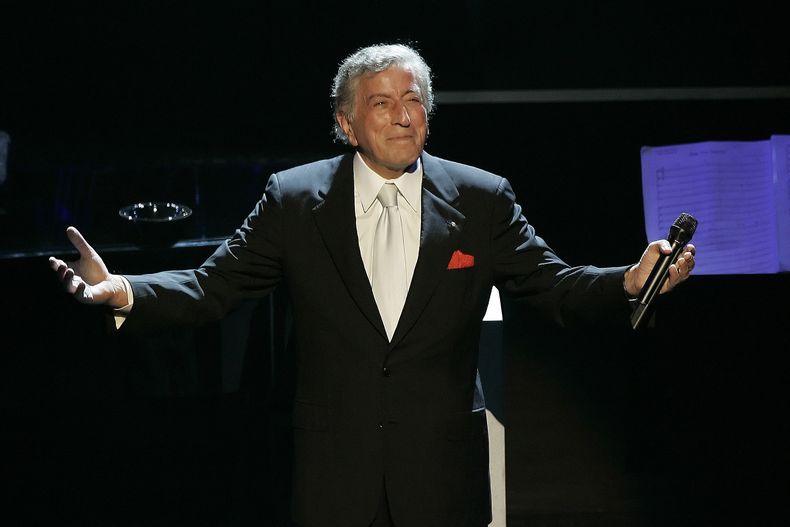 ARCHIVO - Tony Bennett agradece los aplausos después de cantar I left My Heart in San Francisco en el festejo de sus 80 años en el teatro Kodak en Los Ángeles, 9 de noviembre de 2006. Tony Bennett, el eminente estilista cuya consagración al cancionero clásico estadounidense le valió durante décadas la admiración de artistas desde Frank Sinatra hasta Lady Gaga, murió el viernes 21 de julio de 2023. Tenía 96 años. (AP Foto/Kevork Djansezian, File)