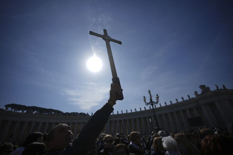 Fieles participando en el Jubileo llegan a la plaza de San Pedro del Vaticano el domingo 23 de febrero de 2025, donde tenían previsto asistir a la plegaria del Angelus, que suele pronunciar el papa Francisco, pero el pontífice permanecía ingresado la Policlínica Agostino Gemelli de Roma y estaba en estado crítico. (AP Foto/Alessandra Tarantino)