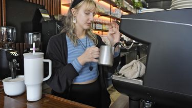 ARCHIVO - Samantha Grimison prepara una taza de café en el Blind Tiger Cafe, el 10 de enero de 2024, en Tampa, Florida. (AP Foto/Chris OMeara, Archivo)