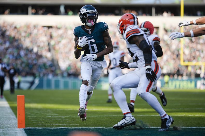 DeVonta Smith (6), wide receiver de los Eagles de Filadelfia, anota un touchdown durante la segunda mitad del partido de la NFL en contra de los Browns de Cleveland, el domingo 13 de octubre de 2024, en Filadelfia. (AP Foto/Matt Slocum)