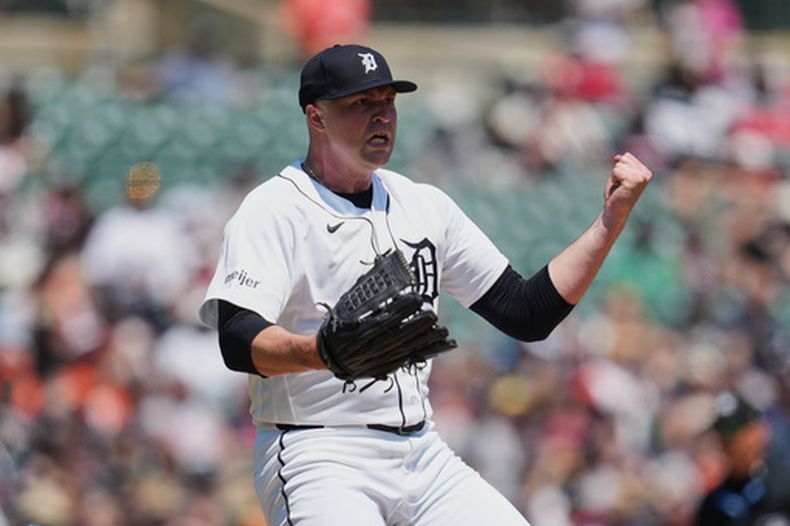 Tarik Skubal, abridor de los Tigres de Detroit, reacciona luego de ponchar a Kyle Schwarber, de los Filis de Filadelfia, para ponerle fin a la quinta entrada en juego de béisbol de Grandes Ligas, el domingo 12 de julio de 2026, en Detroit. (AP Foto/Paul Sancya)