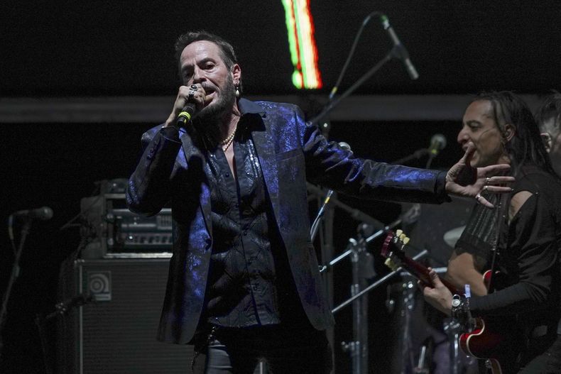 Héctor Quijada, líder de la banda mexicana La Lupita, durante su presentación en la 25ª edición del festival de música Vive Latino en la Ciudad de México, el domingo 16 de marzo de 2025. (Foto AP/Aurea Del Rosario)