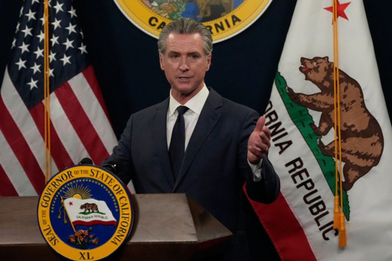ARCHIVO - El gobernador de California, Gavin Newsom, habla sobre su plan de gasto estatal, el 14 de mayo de 2026 en Sacramento, California. (AP Foto/Jeff Chiu, Archivo)