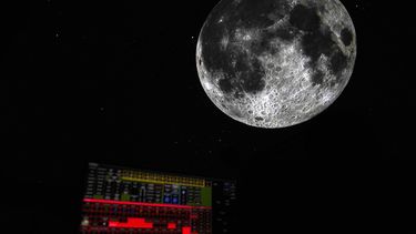 Una imagen de la Luna es proyectada en el Planetario Iziko en Ciudad del Cabo, Sudáfrica, el martes 13 de agosto de 2024, como parte de la Conferencia Mundial de Astronomía. (AP Foto/Nardus Engelbrecht)