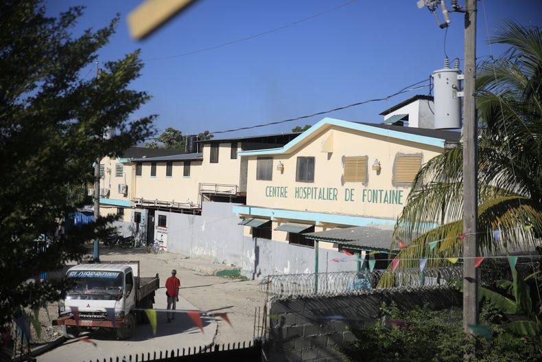 ARCHIVO - La entrada del Centro Hospitalario Fontaine en la zona de Cité Soleil, el lunes 23 de enero de 2023, en Puerto Príncipe, Haití. (AP Foto/Odelyn Joseph, Archivo)