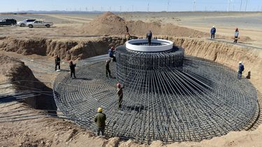americateve | Trabajadores instalan un molino de viento en una granja de energ&iacute;a e&oacute;lica en la regi&oacute;n de Xinjiang, el norte de China, el 10 de abril de 2014. (Foto de AP)