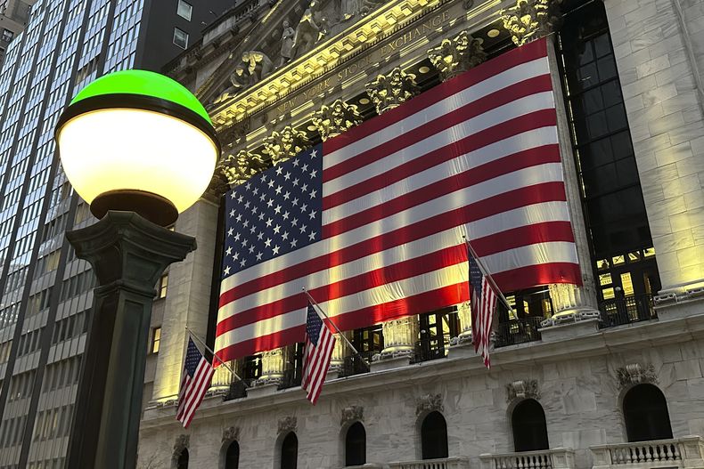 Banderas de EEUU cuelgan en la fachada de la Bolsa de Valores de Nueva York, el 5 de noviembre de 2024. (AP Foto/Peter Morgan)