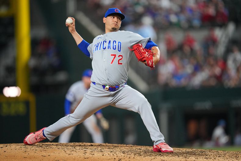 El lanzador de los Cachorros de Chicago, Javier Assad, lanza ante los Rangers de Texas durante la sexta entrada de un partido de béisbol el viernes 8 de mayo de 2026, en Arlington, Texas. (Foto AP/Julio Cortez)