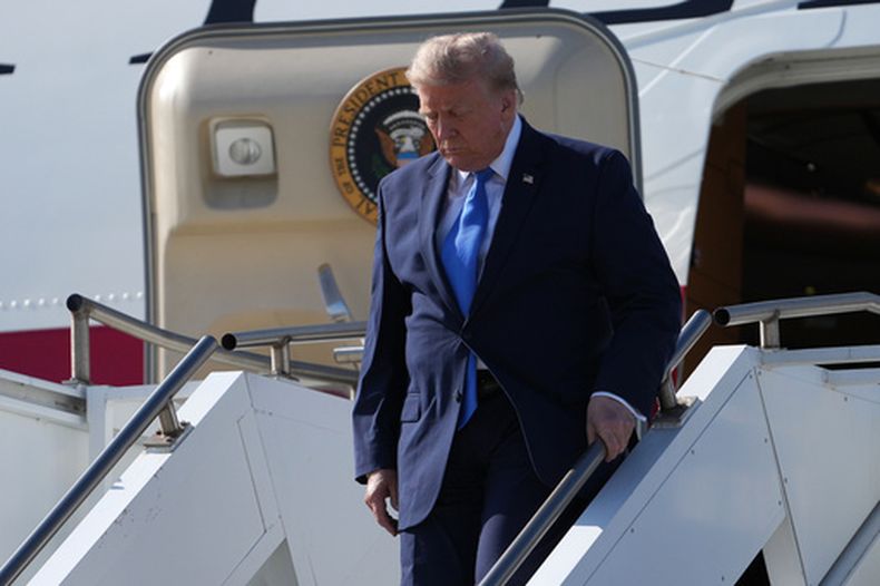El presidente Donald Trump se baja del Air Force One en el Aeropuerto Internacional de Los Ángeles el 4 de agosto del 2026. (AP foto/Mark Schiefelbein)