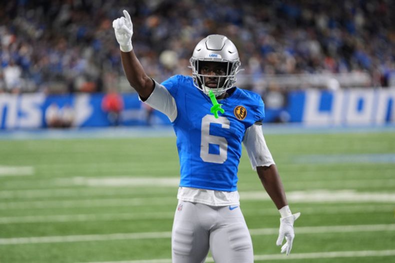 ARCHIVO - El cornerback de los Lions de Detroit, Therrion Arnold, reacciona tras una jugada en el partido ante los Packers de Green Bay, el 27 de noviembre de 2025 (AP Foto/Paul Sancya, Archivo)