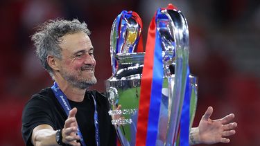 ARCHIVO - El director técnico del PSG, Luis Enrique, celebra después del partido de final de fútbol de la Liga de Campeones entre el París Saint-Germain y el Arsenal en Budapest, Hungría, el sábado 30 de mayo de 2026. (Foto AP/Armin Durgut, Archivo)