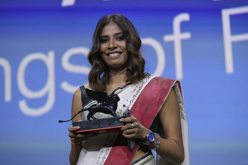 Anuparna Roy acepta el premio Orizzonti a mejor director por Songs of the Forgotten Trees durante la ceremonia de premiación de la 82ª edición del Festival de Cine de Venecia en Venecia, Italia, el sábado 6 de septiembre de 2025. (Foto Alessandra Tarantino/Invision/AP)