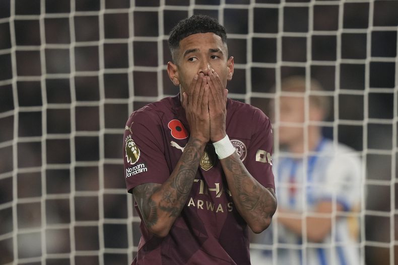 Nathan Ake del Manchester City reacciona durante el encuentro ante el Brighton de la Liga Premier el sábado 9 de noviembre del 2024. (AP Foto/Alastair Grant)