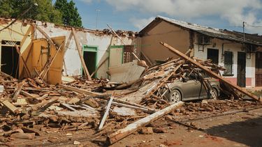 Un automóvil aparece cubierto de escombros de casas dañadas por un terremoto en Villa de los Santos, Panamá, el sábado 10 de octubre de 2026. (Foto AP/Aris Mariota)