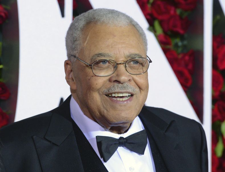 ARCHIVO - James Earl Jones llega a la ceremonia de los premios Tony el 12 de junio de 2016, en Nueva York. (Charles Sykes/Invision/AP, Archivo)