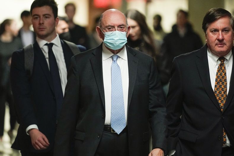 El ex director financiero de la Trump Organization, Allen Weisselberg, llega a tribunales en la ciudad de Nueva York el 15 de noviembre de 2022. (Foto AP /Seth Wenig)