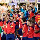 Rodri de España levanta el trofeo en las celebración de su selección tras vencer a Argentina en la final de la Copa Mundial el domingo 19 de julio del 2026. (AP Foto/Ashley Landis)