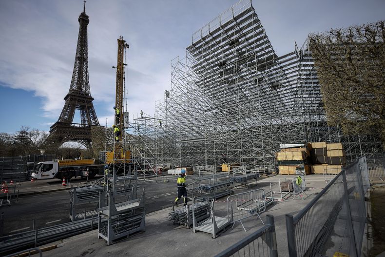 ARCHIVO - Trabajadores construyen gradas para los venideros Juegos Olímpicos en el Campo de Marte, justo al lado de la Torre Eiffel, en París, el 1 de abril de 2024. (AP Foto/Thomas Padilla)