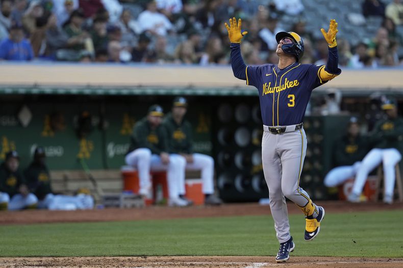 Joey Ortiz, de los Cerveceros de Milwaukee, celebra luego de conseguir un jonrón ante los Atléticos de Oakland, el viernes 23 de agosto de 2024 (AP Foto/Godofredo A. Vásquez)