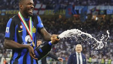 Marcus Thuram del Inter de Milán celebra la conquista del scudetto de la Serie A de Italia, el domingo 19 de mayo de 2024, en el estadio San Siro. (Spada/LaPresse vía AP)