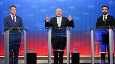 Esta fotografía del 16 de octubre de 2025 muestra el debate entre los candidatos a la alcadía de Nueva York. De izquierda a derecha: el independiente Andrew Cuomo, el republicano Curtis Sliwa y el demócrata Zohran Mamdani. (AP Foto/Angelina Katsanis, foto compartida)