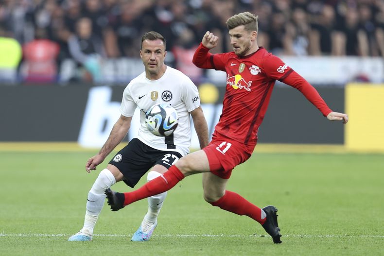 ARCHIVO - El delantero de Leipzig Timo Werner (derecha) pugna un balón contra el volante de Frankfurt Mario Goetze en el partido de la Copa de Alemania, el sábado 3 de junio de 2023. (AP Foto/Andreas Gora, archivo)