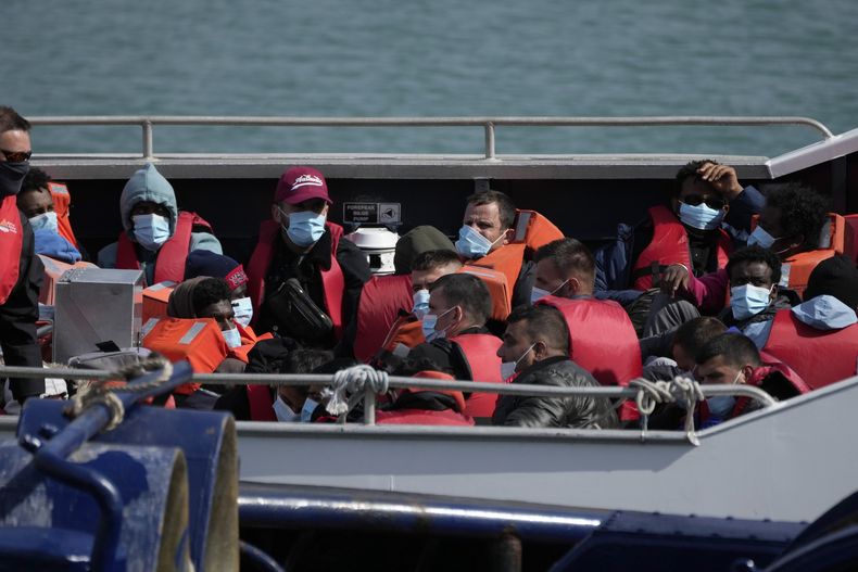 Personas que realizaron el viaje desde Francia en pequeñas barcazas y fueron recogidas en el canal de la Mancha, esperan ser desembarcadas de un navío de la fuerza fronteriza británica en Dover, sureste de Inglaterra, el 17 de junio de 2022. (AP Foto/Matt Dunham, Archivo)