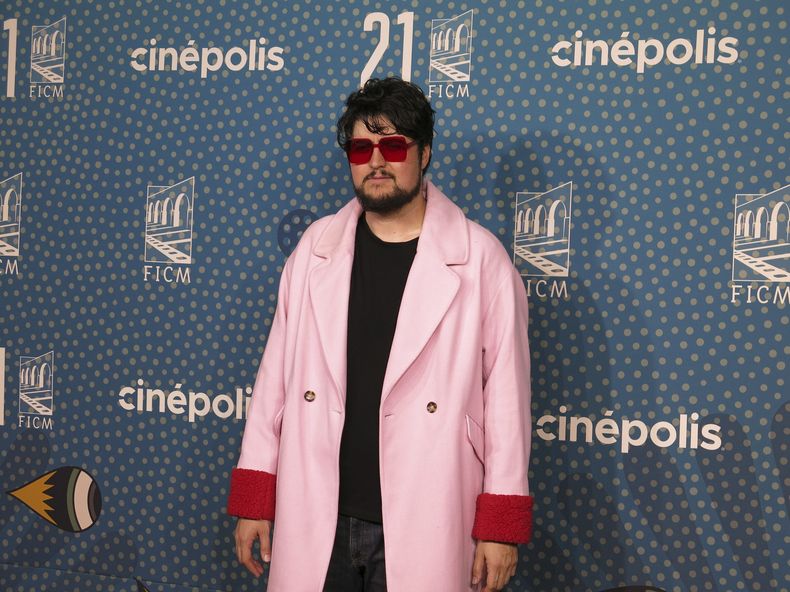 El actor mexicano Fernando Bonilla posa en la alfombra roja de la película Perdidos en la noche en el Festival Internacional de Cine de Morelia en Morelia, México, el domingo 22 de octubre de 2023. (Foto AP /Berenice Bautista)