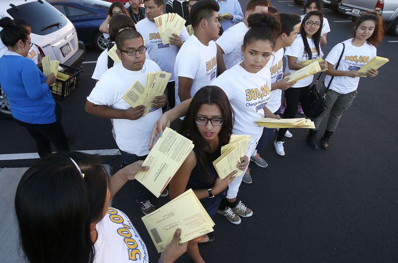 Un grupo de voluntarios de la organizaci&oacute;n Citizens For A Better Arizona (Ciudadanos por una Arizona Mejor) se alistan para llevar unas 300 boletas a la Oficina de Elecciones del Condado Maricopa el martes 4 de noviembre de 2014 en Phoenix. (Foto A