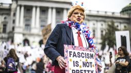 Manifestantes se congregan en el Capitolio estatal, en Harrisburg, Pensilvania, durante una protesta contra el gobierno del presidente estadounidense Donald Trump, el sábado 19 de abril de 2025. (Zach Gleiter/The Patriot-News via AP)