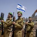 Soldados de la guardia de honor israelí saludan durante el funeral del comandante de la reserva israelí Dor Zimel en Even Yehuda, Israel, el lunes 22 de abril de 2024. (AP Foto/Ariel Schalit)