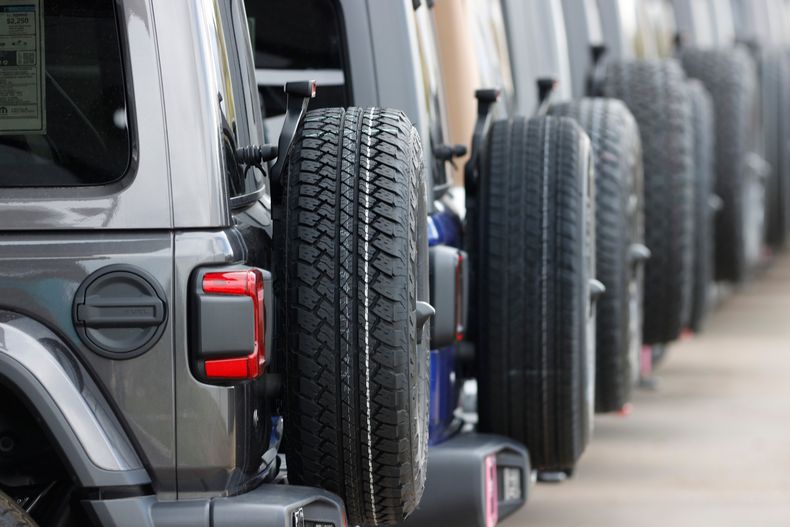 Fila de vehículos Wrangler 2020 en un concesionario Jeep en Englewood, Colorado, el 26 de abril de 2020. (AP Foto/David Zalubowski, Archivo)
