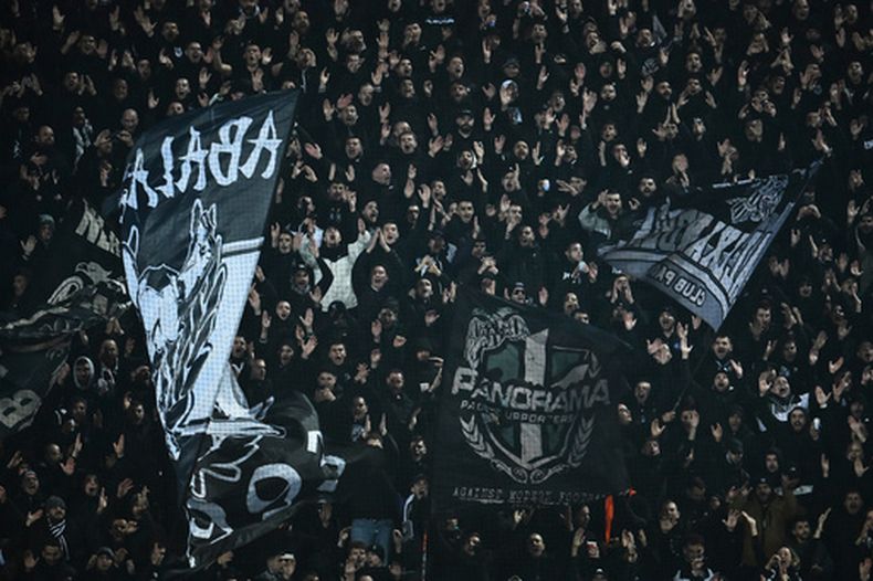 Hinchas de PAOK despliegan banderas del equipo durante el partido contra Real Betis en la Liga Europa, el jueves 22 de enero de 2026. (AP Foto/Giannis Papanikos)