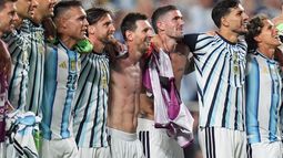 Lionel Messi festeja con sus compañeros de la selección de Argentina tras derrotar a Suiza en los cuartos de final de la Copa del Mundo en Kansas City, Missouri, el sábado 11 de julio de 2026 (AP Foto/Jeff Roberson) Lionel Messi festeja con sus compañeros de la selección de Argentina tras derrotar a Suiza en los cuartos de final de la Copa del Mundo en Kansas City, Missouri, el sábado 11 de julio de 2026 (AP Foto/Jeff Roberson)