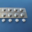Foto difundida por Catalent que muestra las píldoras de LSD de Catalent-MindMed. (Catalent via AP)