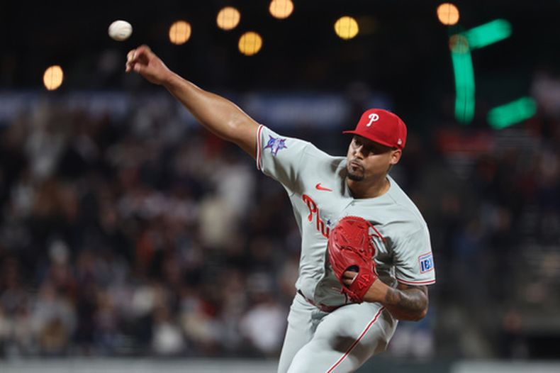El lanzador de los Filis de Filadelfia, Jhoan Duran, realiza un lanzamiento durante la novena entrada de un partido de béisbol contra los Gigantes de San Francisco en San Francisco, el lunes 6 de abril de 2026. (AP Foto/Jed Jacobsohn)