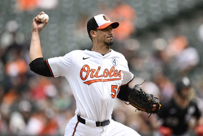El abridor de los Orioles de Baltimore Charlie Morton lanza en la segunda entrada ante los Medias Blancas de Chicago el domingo primero de junio del 2025. (AP Foto/Nick Wass)