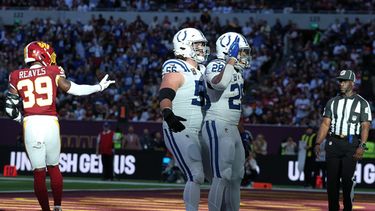 El corredor de los Colts de Indianápolis Jonathan Taylor celebra tras anotar en el encuentro ante los Commanders de Washington en Londres el domingo 4 de octubre del 2026. (AP Foto/Ian Walton)