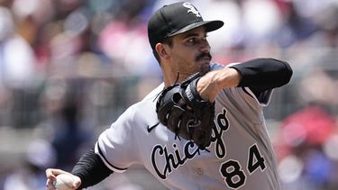 Dylan Cease de los Medias Blancas de Chicago lanza durante la primera entrada del juego ante los Bravos de Atlanta, en Atlanta, el domingo 16 de julio de 2023. (AP Foto/John Bazemore)