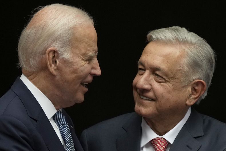 El presidente de México, Andrés Manuel López Obrador, a la derecha, y su homólogo estadounidense Joe Biden, se saludan en el Palacio Nacional, el 9 de enero de 2023, en la Ciudad de México. (AP Foto/Fernando Llano, Archivo)