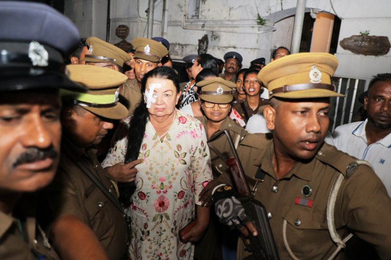La ex primera dama de Sri Lanka Shiranthi Rajapaksa siendo escoltada a un vehículo penitenciario en Colombo, Sri Lanka, el 7 de octubre del 2026. (AP foto/Lahiru Harshana)
