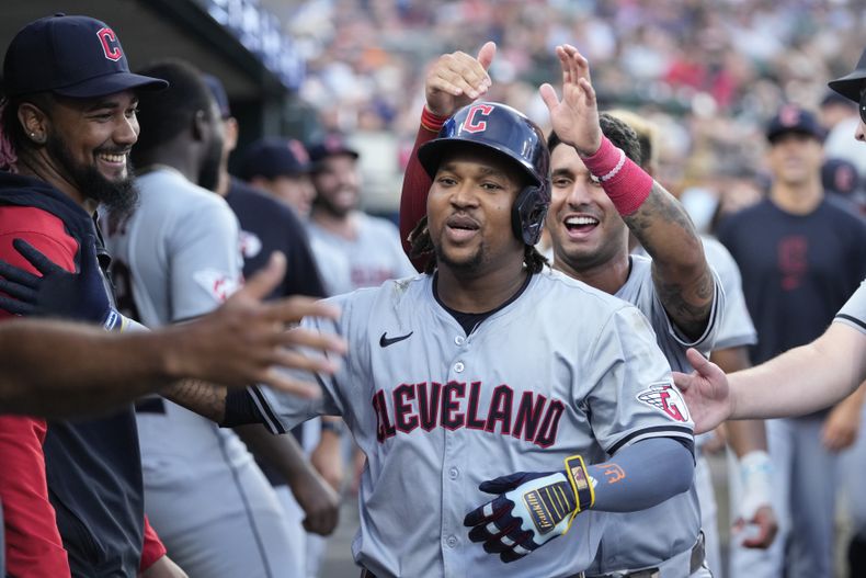 José Ramírez, de los Guardianes de Cleveland, es felicitado en el dugout después de batear un cuadrangular solitario durante la séptima entrada del juego de béisbol en contra de los Tigres de Detroit, el lunes 29 de julio de 2024, en Detroit. (AP Foto/Carlos Osorio)